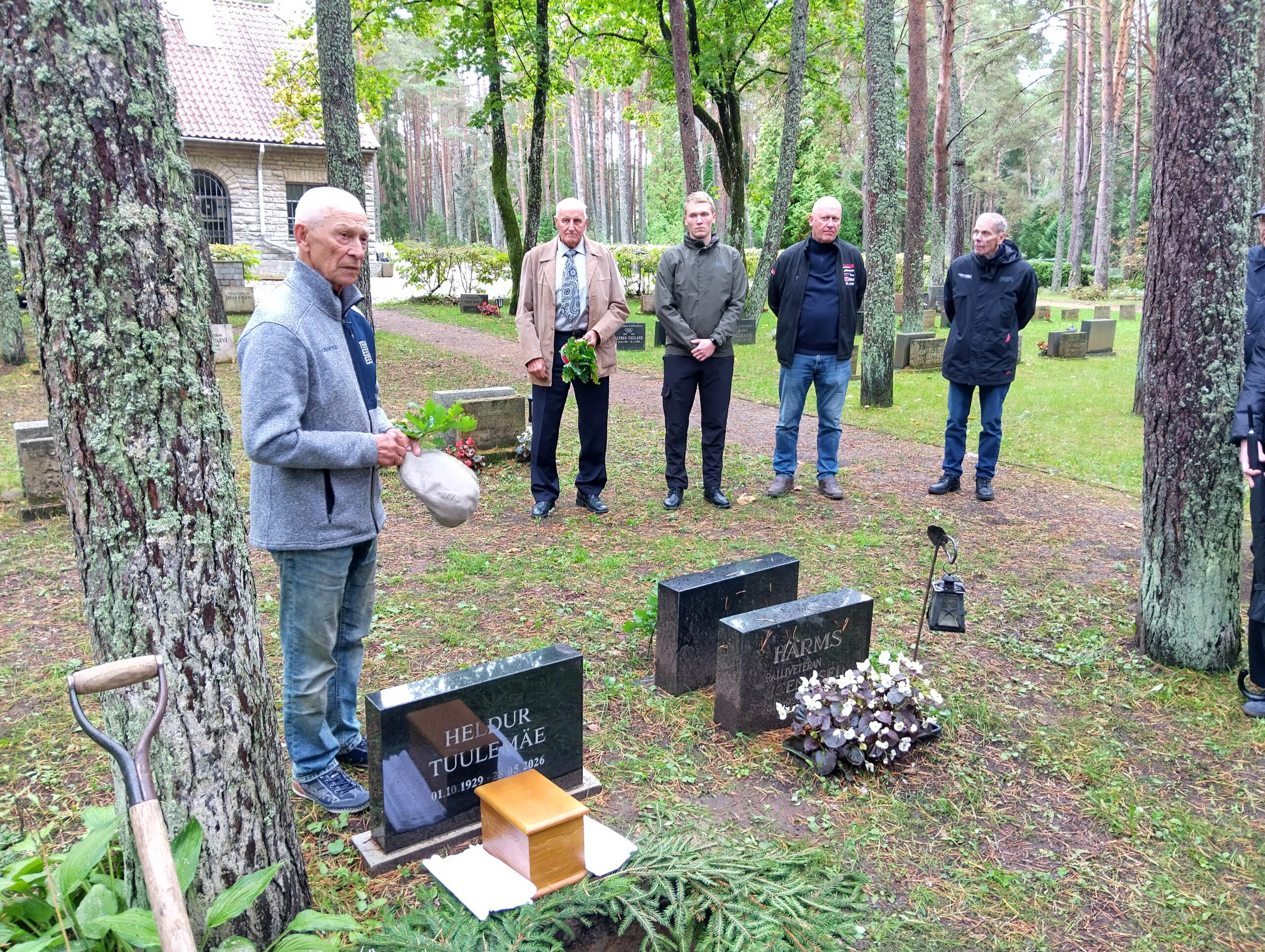 H.Tuulemäe 1 Heldur Tuulemäe urni muldasängitamine